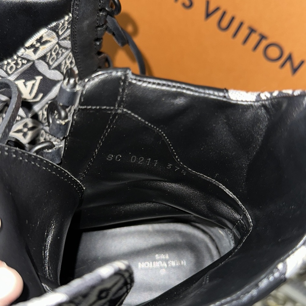Louis Vuitton
Lauréate leather boots size 37.5 - Picture 7 of 9